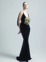 Cargar imagen en el visor de la galería, KAREN BLACK VELVET V NECK DRESS
